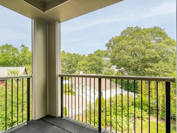 321 Hammond Pond Pkwy U301, Brookline MA 02467
