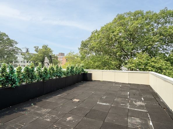 321 Hammond Pond Pkwy U301, Brookline MA 02467