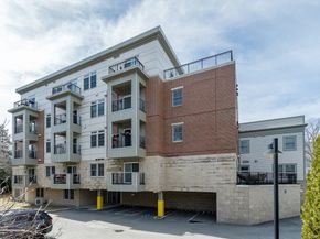321 Hammond Pond Pkwy U301, Brookline MA 02467