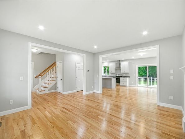 3 Hillside Ave, Westford MA 01886
