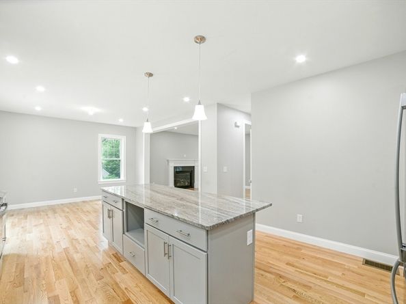 3 Hillside Ave, Westford MA 01886