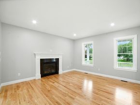 3 Hillside Ave, Westford MA 01886