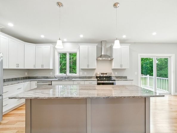 3 Hillside Ave, Westford MA 01886