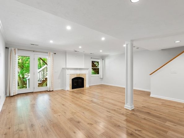 29 Grove Lane 29, Burlington MA 01803