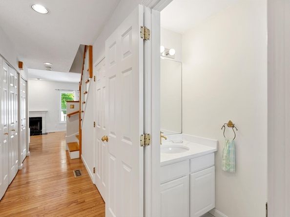 29 Grove Lane 29, Burlington MA 01803