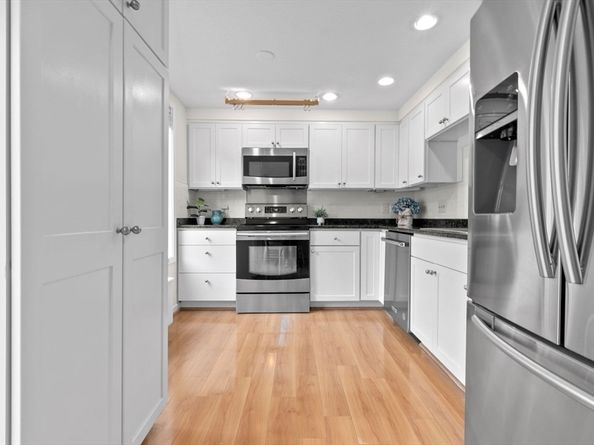 126 Merrimac St 18, Newburyport MA 01950