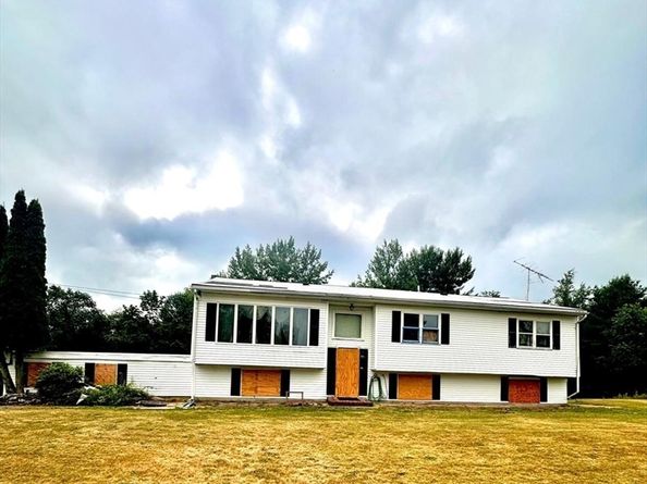 35 Hill  St, Leominster MA 01453