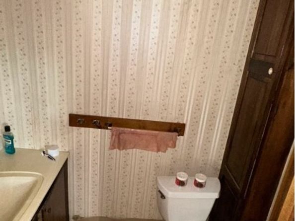 35 Hill  St, Leominster MA 01453