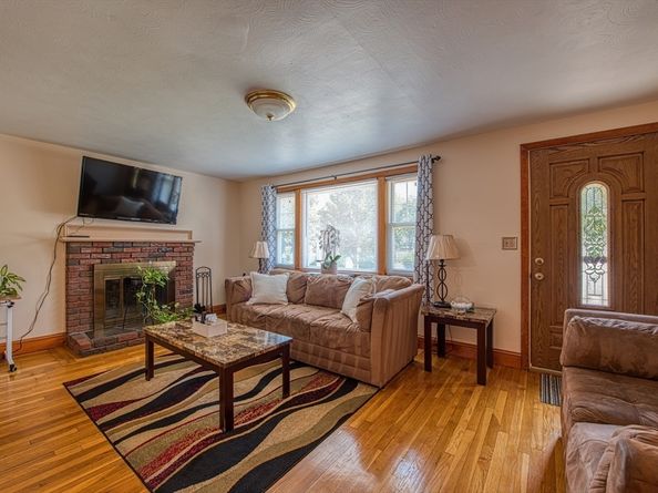 7 Oakwood Ave, Randolph MA 02368