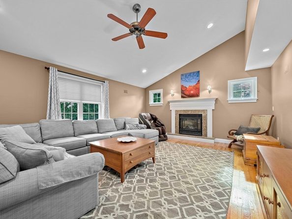 146 Eleanor Dr, Braintree MA 02184