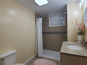 4 Crown St, Worcester MA 01609