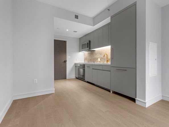55 Lagrange St 709, Boston MA 02116