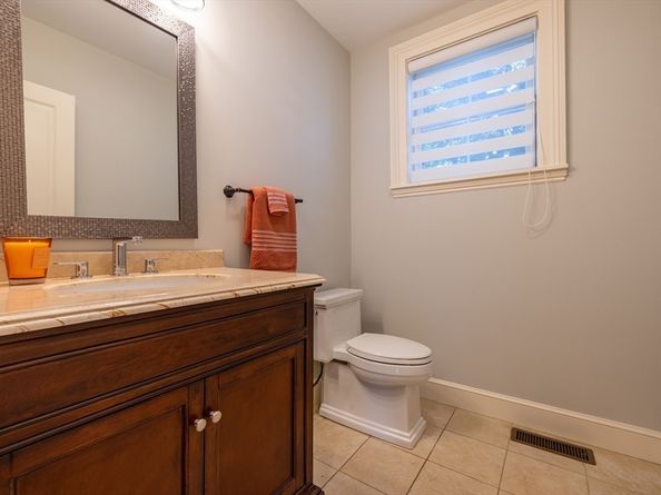31 Bartlet St, Andover MA 01810