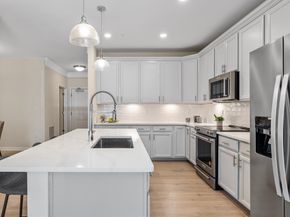 2 Stratton Dr 102, Woburn MA 01801