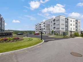2 Stratton Dr 102, Woburn MA 01801