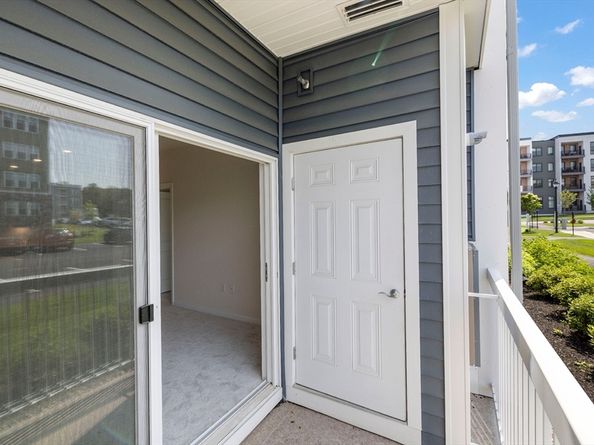 2 Stratton Dr 102, Woburn MA 01801