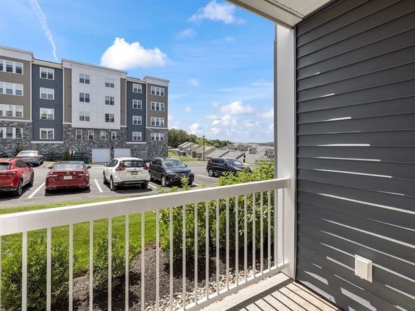 2 Stratton Dr 102, Woburn MA 01801