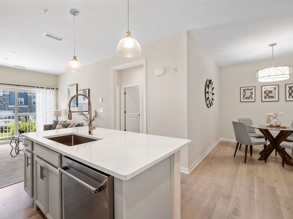 2 Stratton Dr 102, Woburn MA 01801