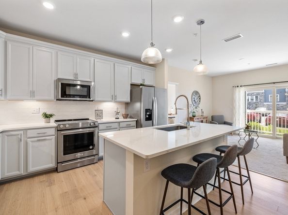 2 Stratton Dr 102, Woburn MA 01801
