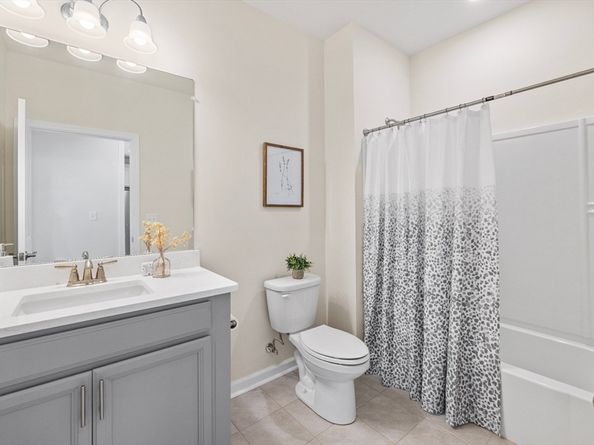 2 Stratton Dr 102, Woburn MA 01801