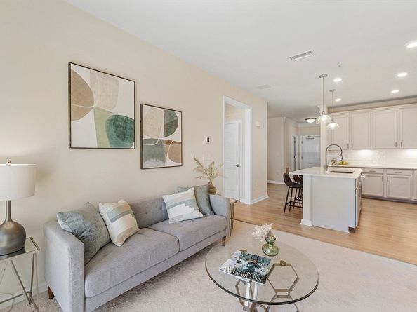 2 Stratton Dr 102, Woburn MA 01801