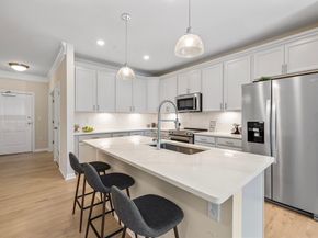 2 Stratton Dr 102, Woburn MA 01801