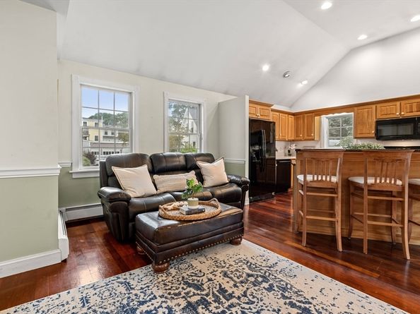 65 Bromfield St, Newburyport MA 01950