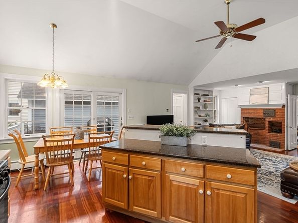 65 Bromfield St, Newburyport MA 01950
