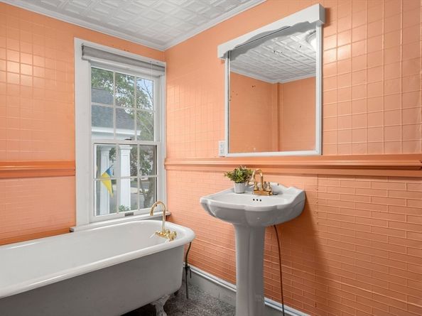 65 Bromfield St, Newburyport MA 01950