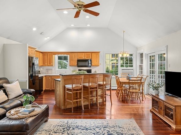 65 Bromfield St, Newburyport MA 01950
