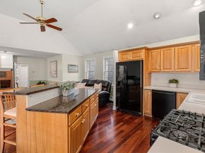 65 Bromfield St, Newburyport MA 01950