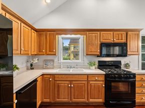 65 Bromfield St, Newburyport MA 01950