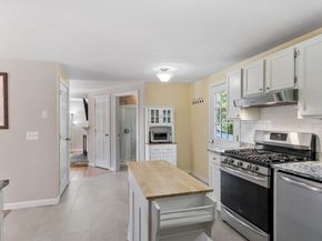 2 Blueberry Ln, Hudson MA 01749