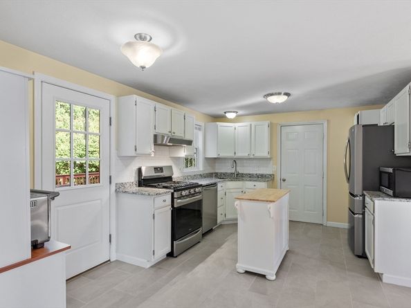2 Blueberry Ln, Hudson MA 01749