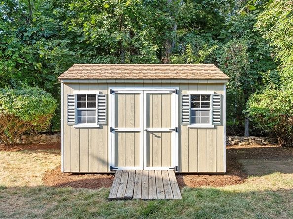 2 Blueberry Ln, Hudson MA 01749