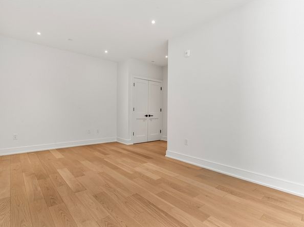 148 Weston Rd 207, Wellesley MA 02482