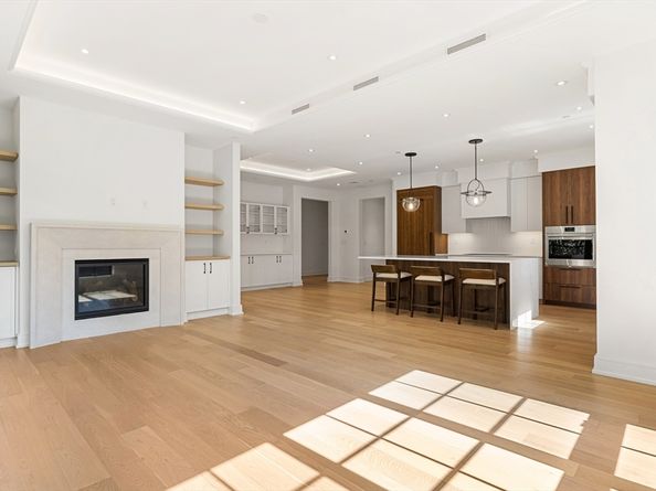 148 Weston Rd 207, Wellesley MA 02482