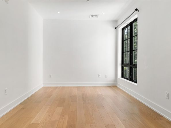 148 Weston Rd 207, Wellesley MA 02482