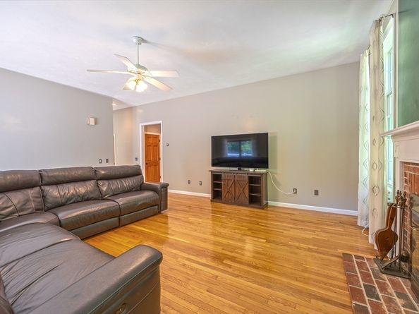 3 Flagg Dr, Leicester MA 01524