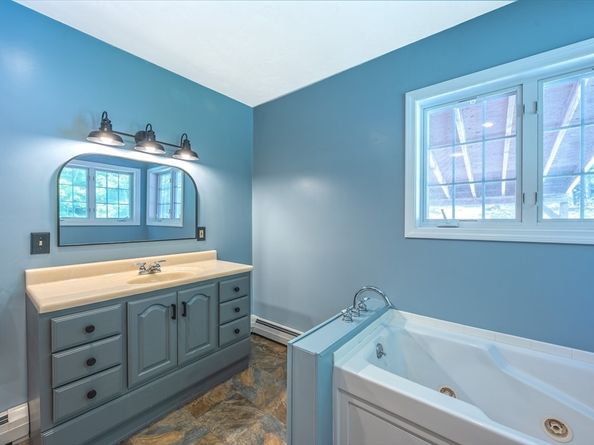 3 Flagg Dr, Leicester MA 01524