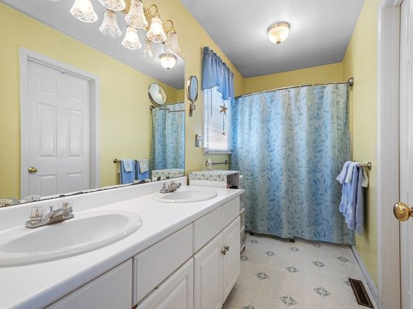10 Crane Cir, Shrewsbury MA 01545