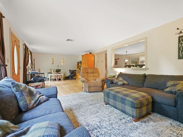128 High St, Rochester MA 02770