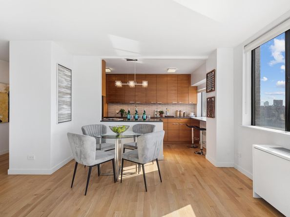 45 West 67th Street 22B, New York NY 10023