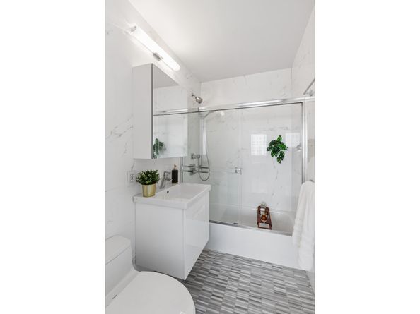 45 West 67th Street 22B, New York NY 10023