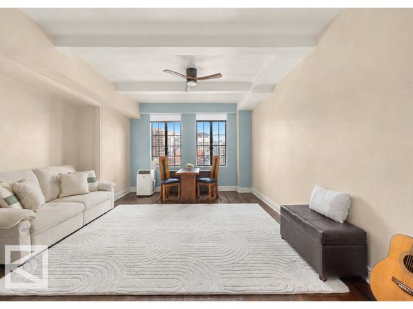 320 East 42nd Street 2403, New York NY 10017