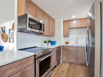 6933 W 52nd Place