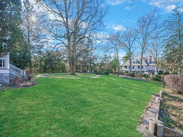 29 Center Drive, Douglaston NY 11363