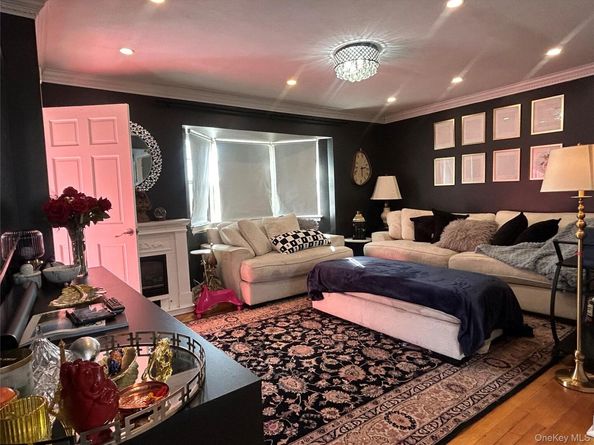 17 Molyneaux Road, Valley Stream NY 11580