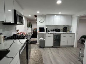 17 Molyneaux Road, Valley Stream NY 11580