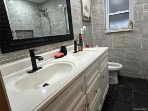 17 Molyneaux Road, Valley Stream NY 11580